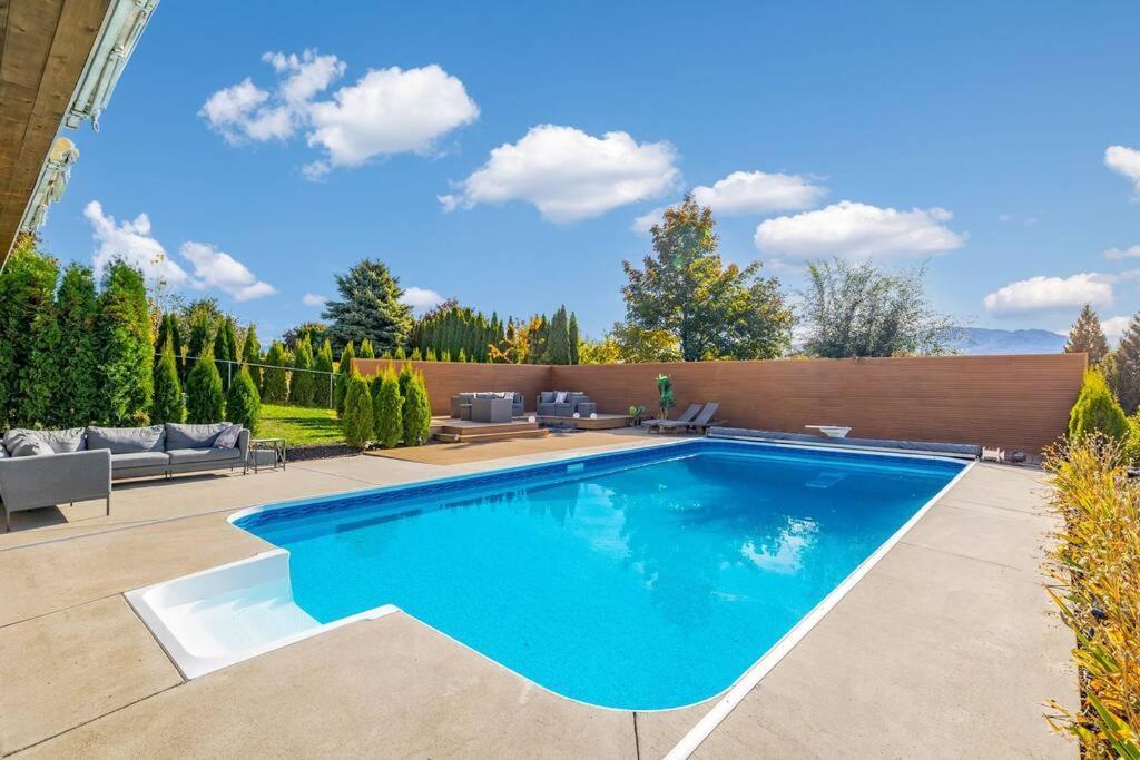 Luxurious 5 Bedroom House With Pool & Sauna West Kelowna Kültér fotó