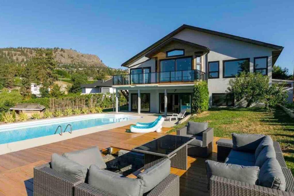 Luxurious 5 Bedroom House With Pool & Sauna West Kelowna Kültér fotó