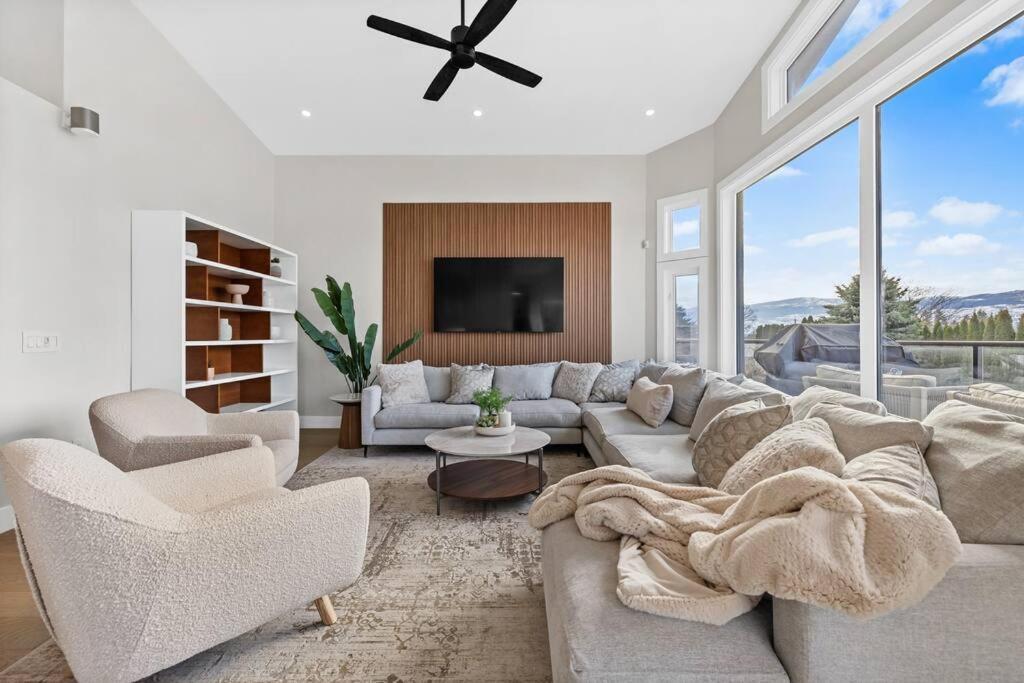 Luxurious 5 Bedroom House With Pool & Sauna West Kelowna Kültér fotó