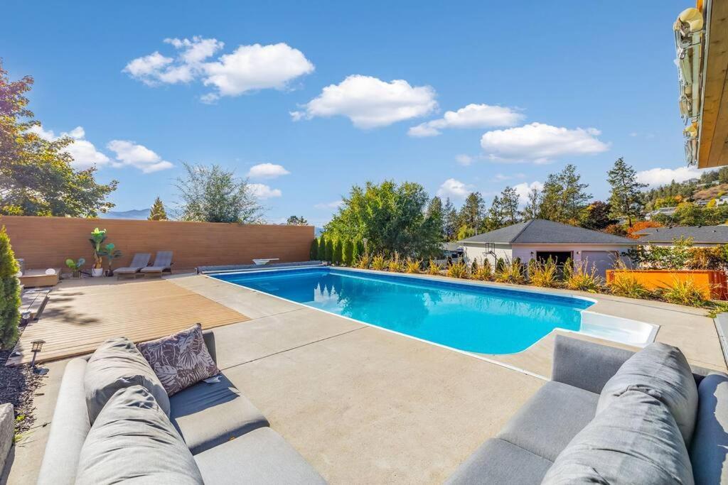 Luxurious 5 Bedroom House With Pool & Sauna West Kelowna Kültér fotó