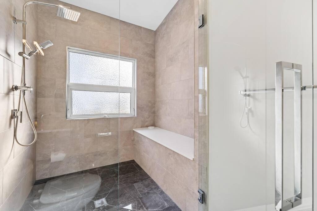 Luxurious 5 Bedroom House With Pool & Sauna West Kelowna Kültér fotó