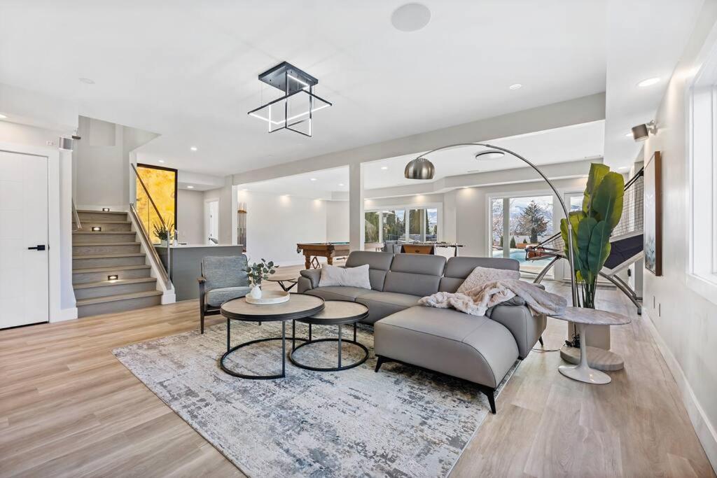 Luxurious 5 Bedroom House With Pool & Sauna West Kelowna Kültér fotó