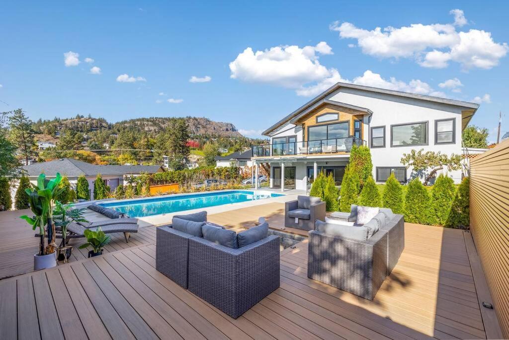 Luxurious 5 Bedroom House With Pool & Sauna West Kelowna Kültér fotó