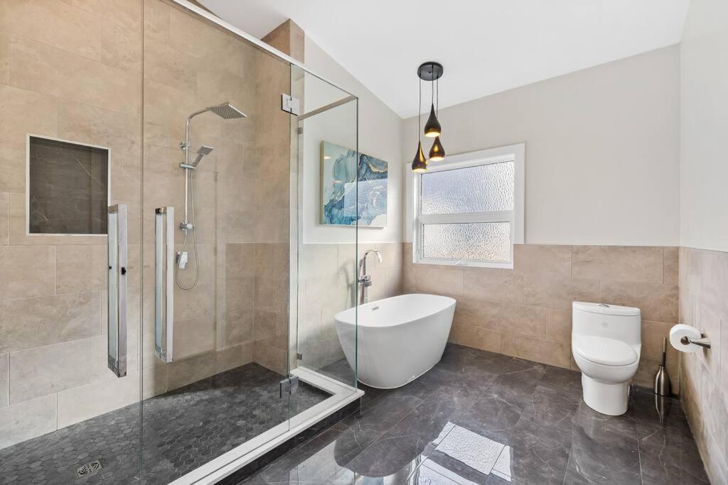 Luxurious 5 Bedroom House With Pool & Sauna West Kelowna Kültér fotó