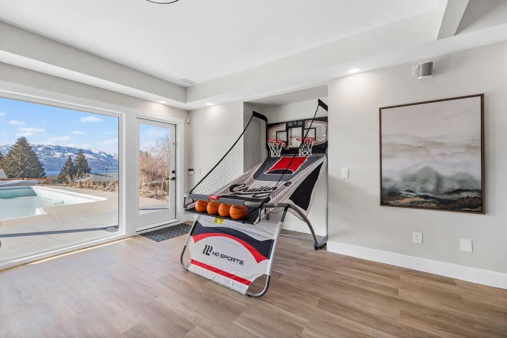 Luxurious 5 Bedroom House With Pool & Sauna West Kelowna Kültér fotó