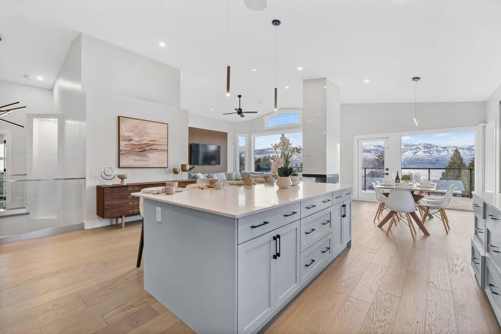 Luxurious 5 Bedroom House With Pool & Sauna West Kelowna Kültér fotó